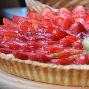 사진과 함께 단계별 레시피를 사용하여 집에서 딸기 파이를 빠르게 만드는 방법 냉동 딸기를 곁들인 효모 파이