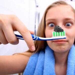 Kaip balinti dantis su aktyvuota anglimi