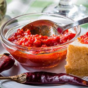 Rajčatové omáčky na zimu: od gruzínského kečupu po krymskou adjiku