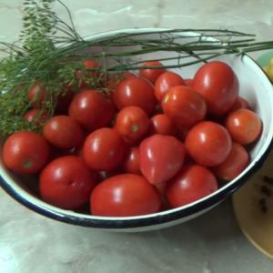 체리 자두로 절인 토마토, 아주 맛있는 겨울용 체리 자두를 곁들인 토마토 통조림