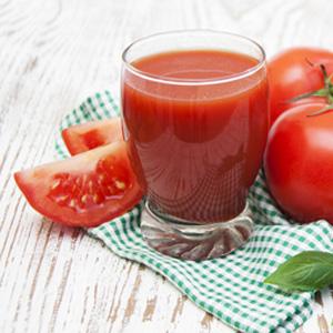 Evde kış için domates suyu
