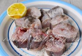 당근과 양파를 곁들인 생선 프라이팬에 양파와 당근을 곁들인 생선